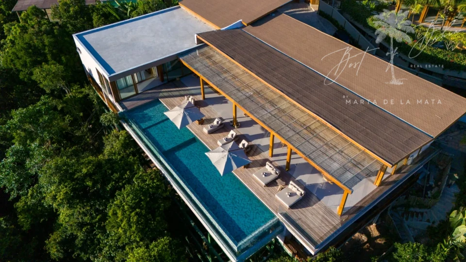 Imagens do imóveis Descubra a Casa Reserva dos Sonhos no Alto do Mucugê. Mansão exclusiva com 9 suítes, espetacular vista para o mar e mata, piscina infinita e spa.