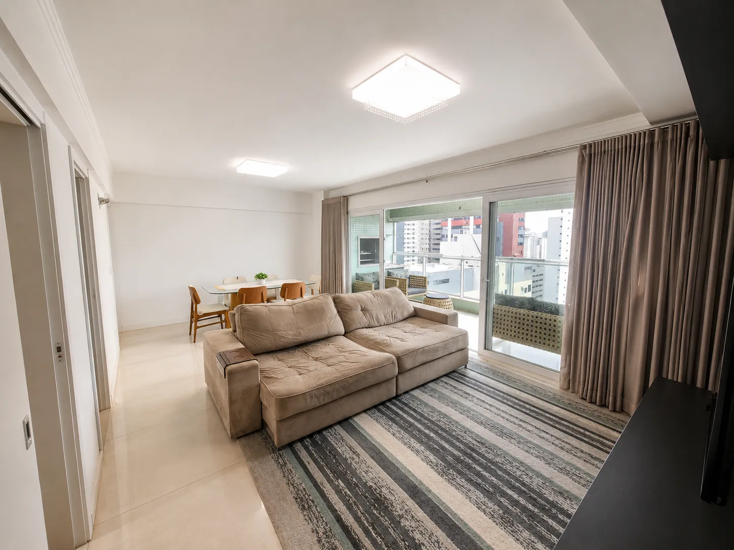 Apartamento 124 m² Privativos | 3 Suítes | Sacada Gourmet | 2 Vagas | Zona 01