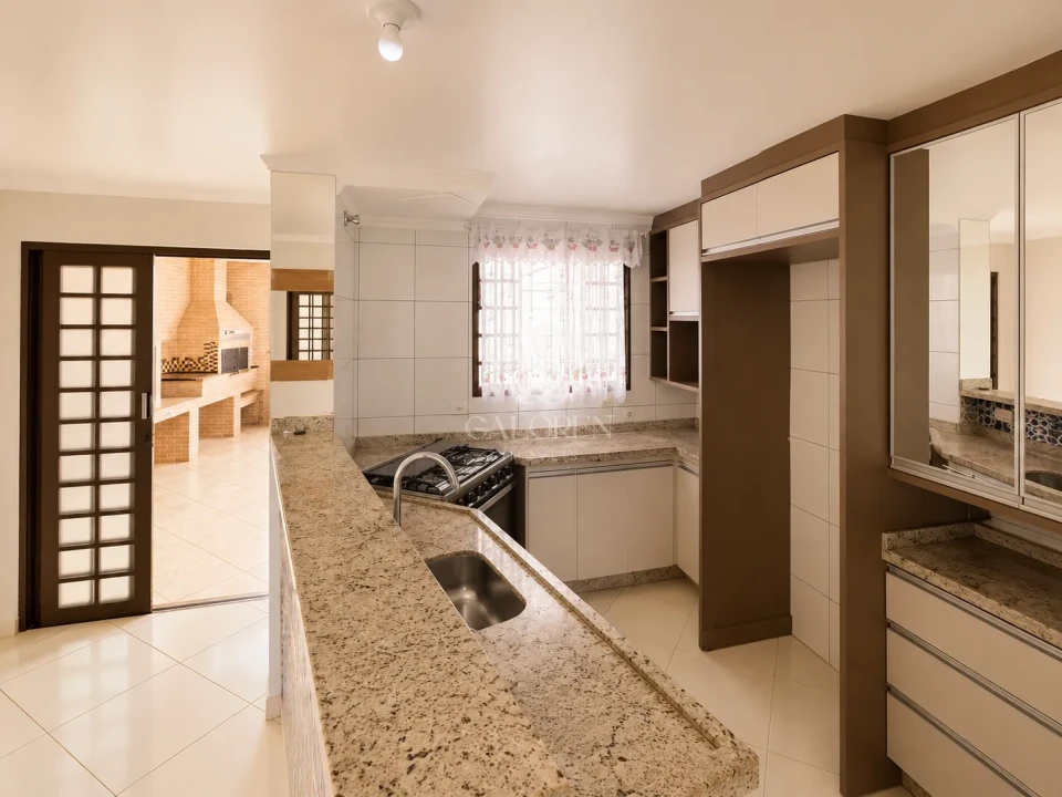 Sobrado com Piscina e Área Gourmet Completa no Jardim Itália | Maringá