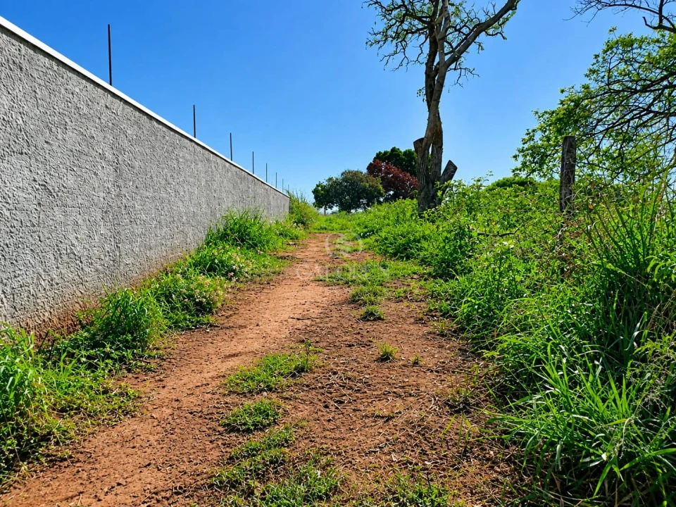 Imagens do imóveis terreno com 4.200 na pr 569 entre nova Londrina e Marilena
