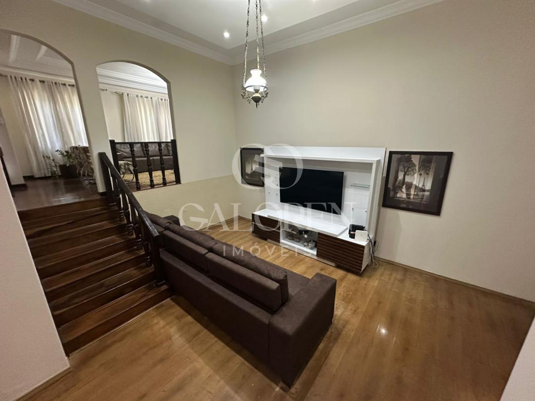 Casa Ampla à Venda na Zona 5 em Maringá  473 m² Construídos e 4 Dormitórios