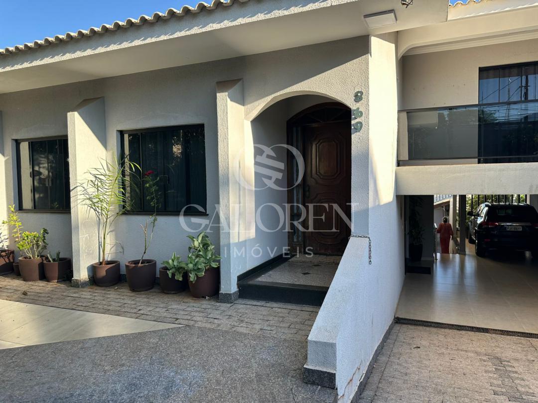 Casa Ampla à Venda na Zona 5 em Maringá  473 m² Construídos e 4 Dormitórios