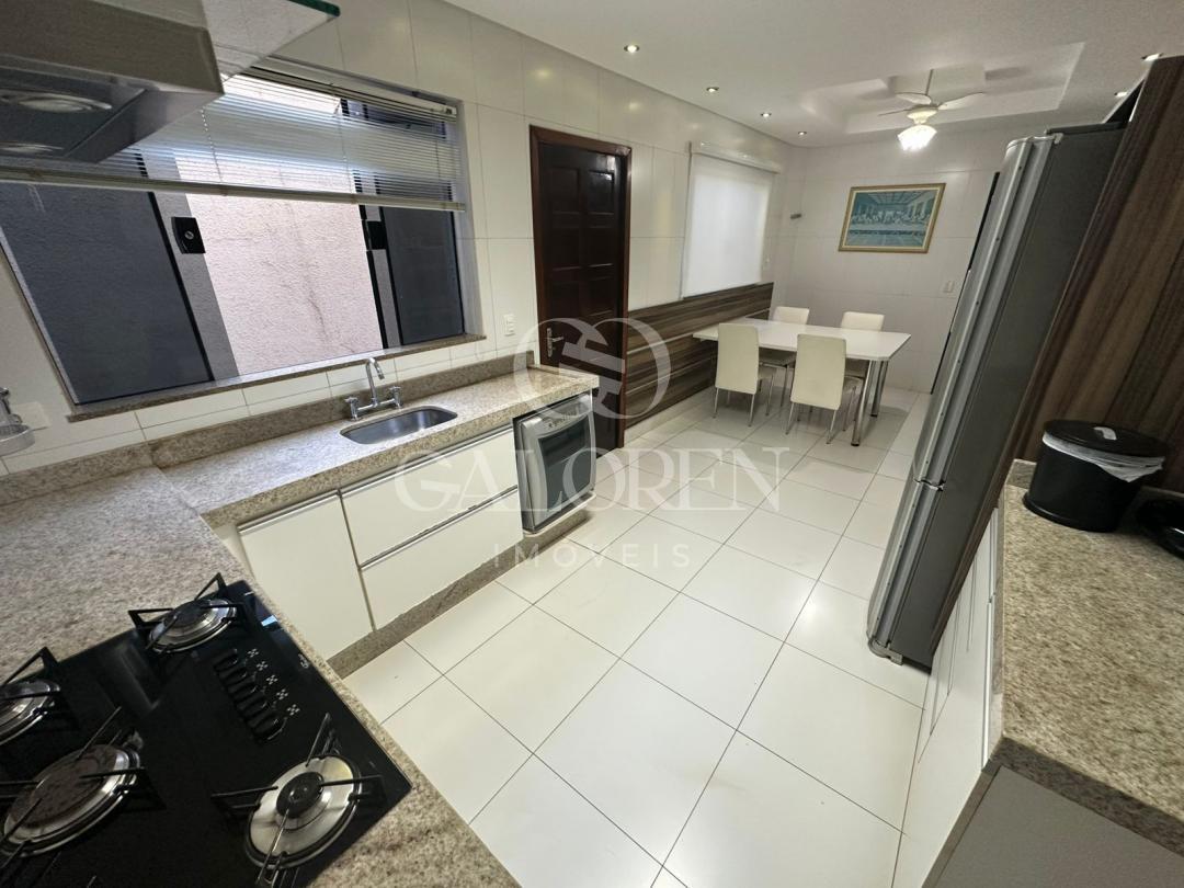 Casa Ampla à Venda na Zona 5 em Maringá  473 m² Construídos e 4 Dormitórios