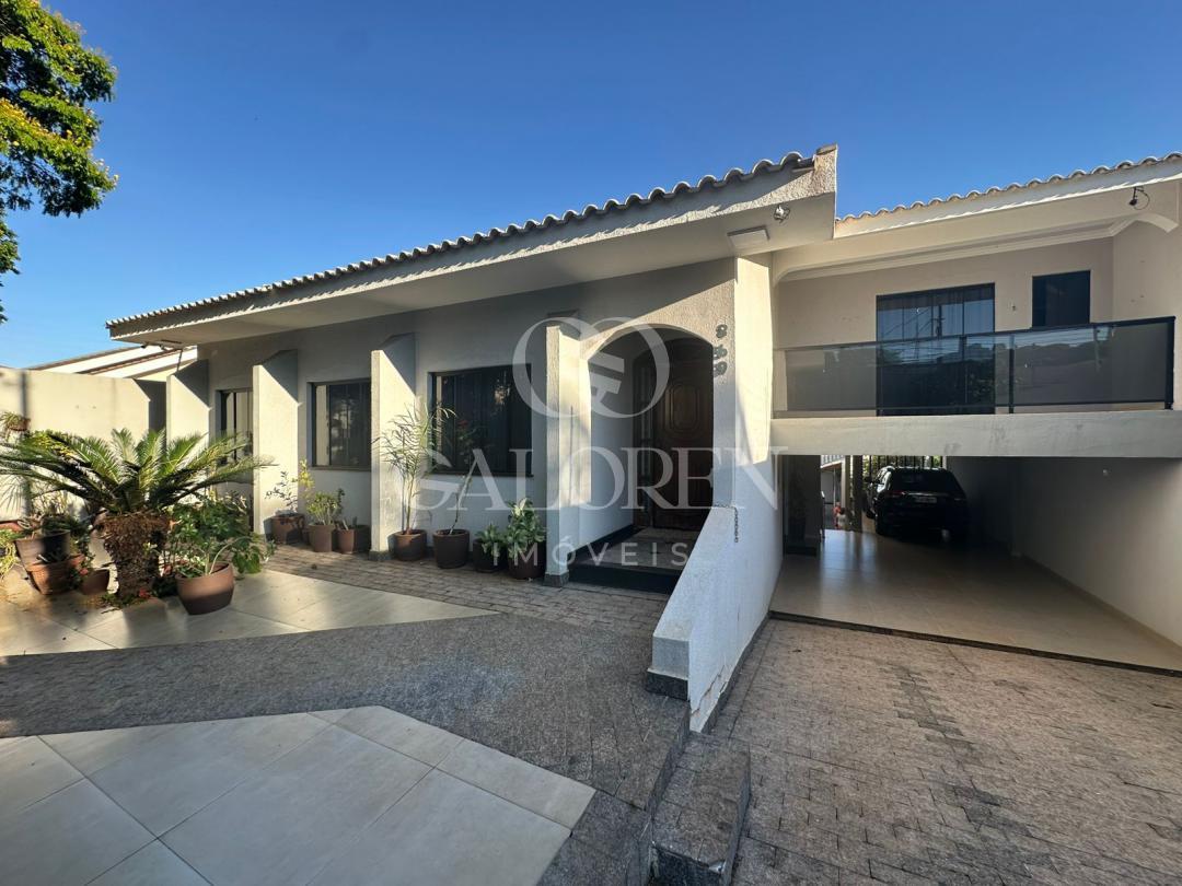 Casa Ampla à Venda na Zona 5 em Maringá  473 m² Construídos e 4 Dormitórios
