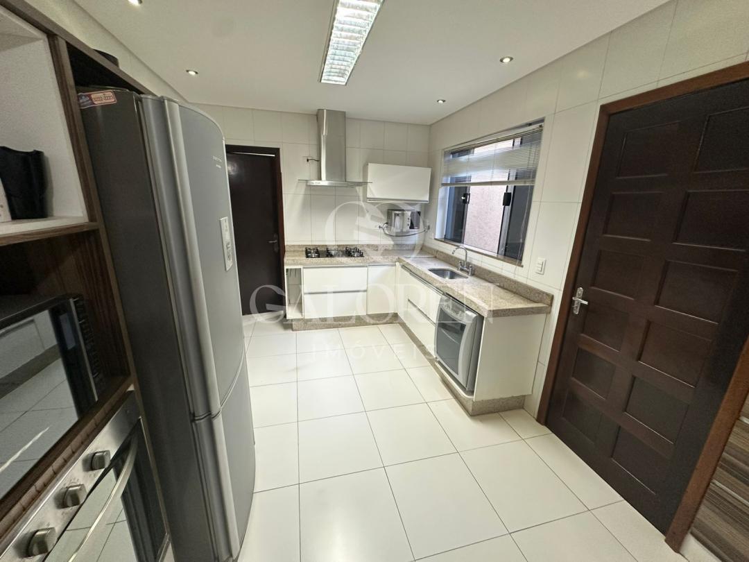 Casa Ampla à Venda na Zona 5 em Maringá  473 m² Construídos e 4 Dormitórios