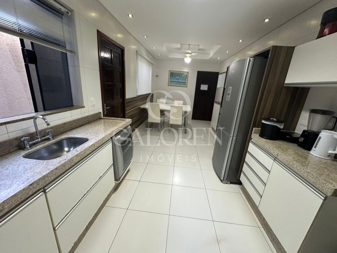 Casa Ampla à Venda na Zona 5 em Maringá  473 m² Construídos e 4 Dormitórios