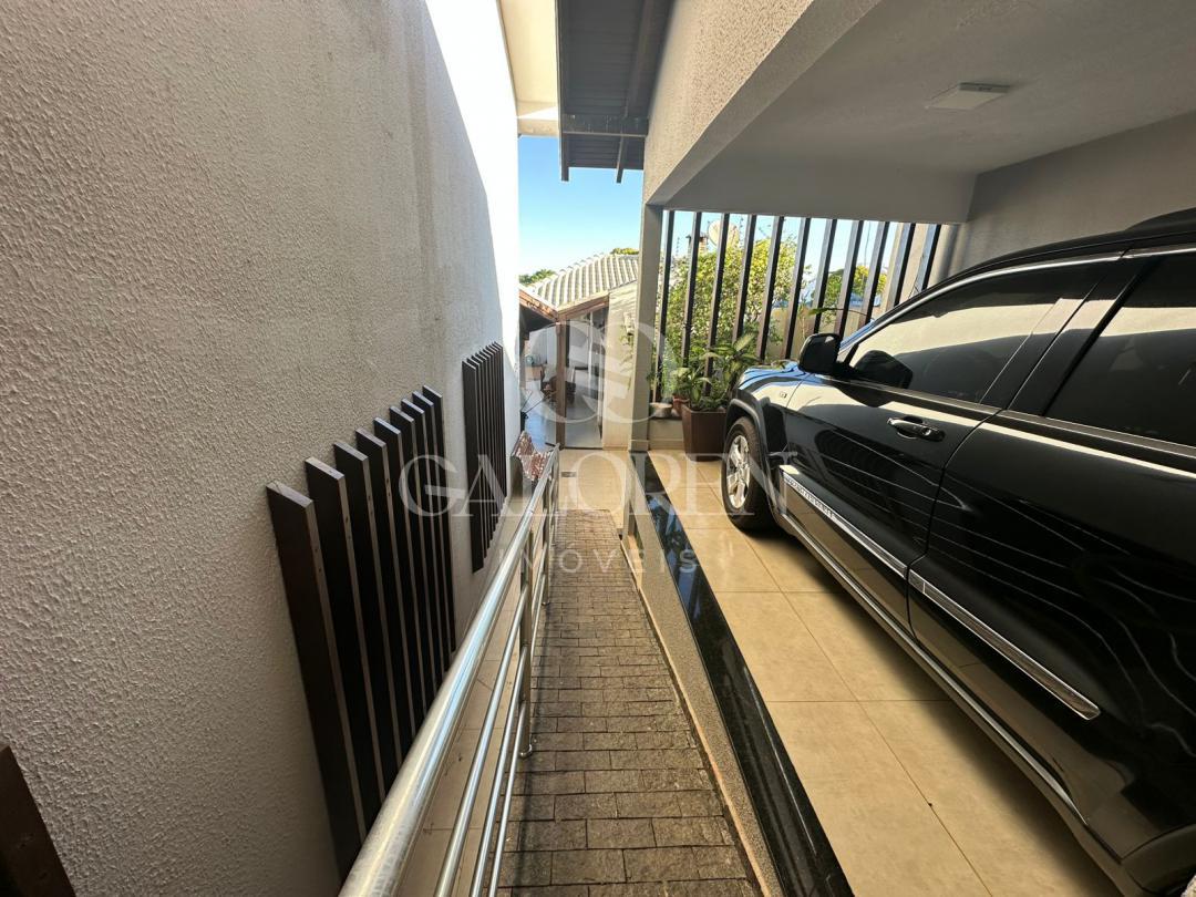 Casa Ampla à Venda na Zona 5 em Maringá  473 m² Construídos e 4 Dormitórios