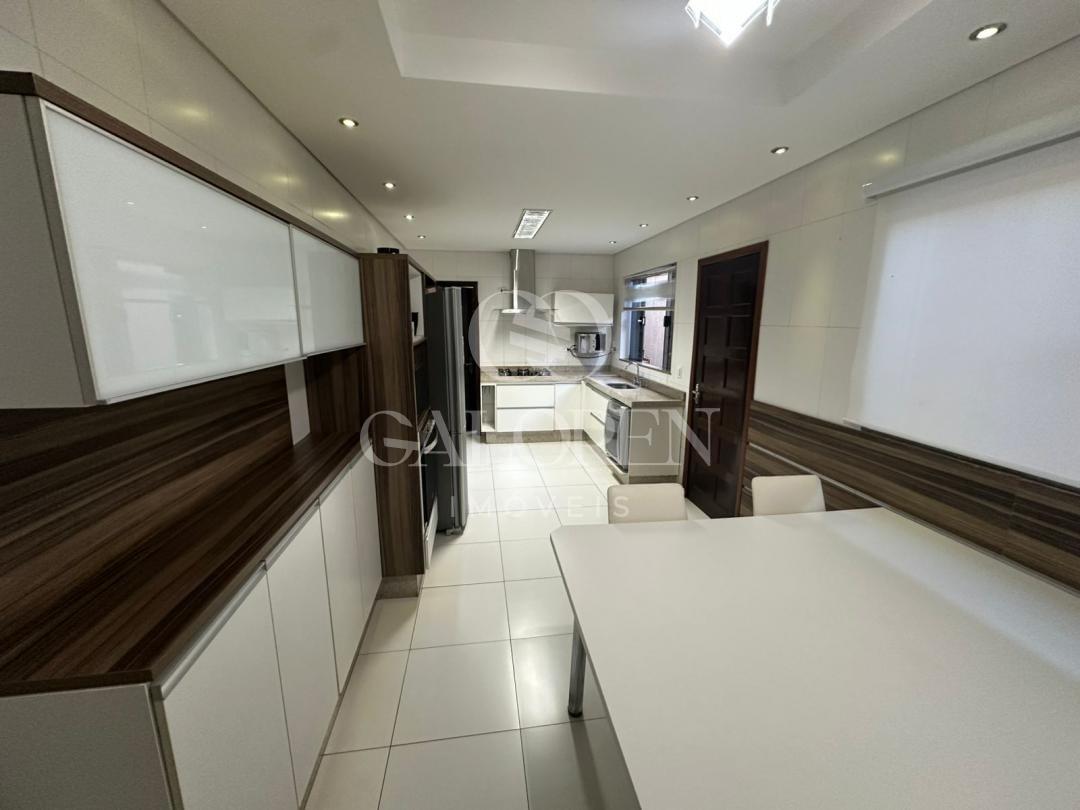 Casa Ampla à Venda na Zona 5 em Maringá  473 m² Construídos e 4 Dormitórios