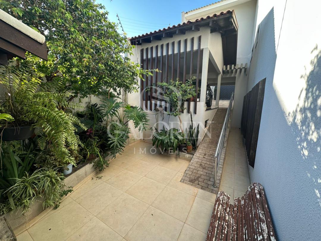 Casa Ampla à Venda na Zona 5 em Maringá  473 m² Construídos e 4 Dormitórios