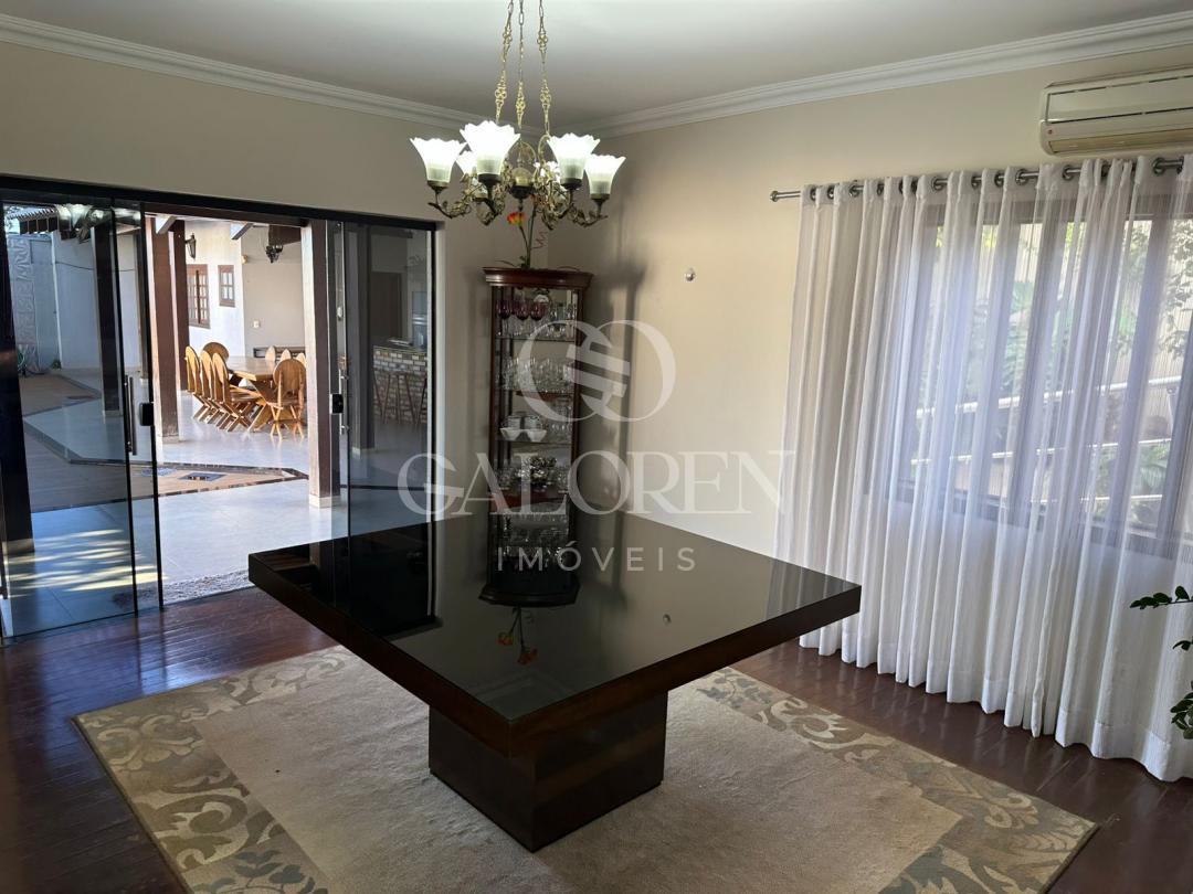 Casa Ampla à Venda na Zona 5 em Maringá  473 m² Construídos e 4 Dormitórios