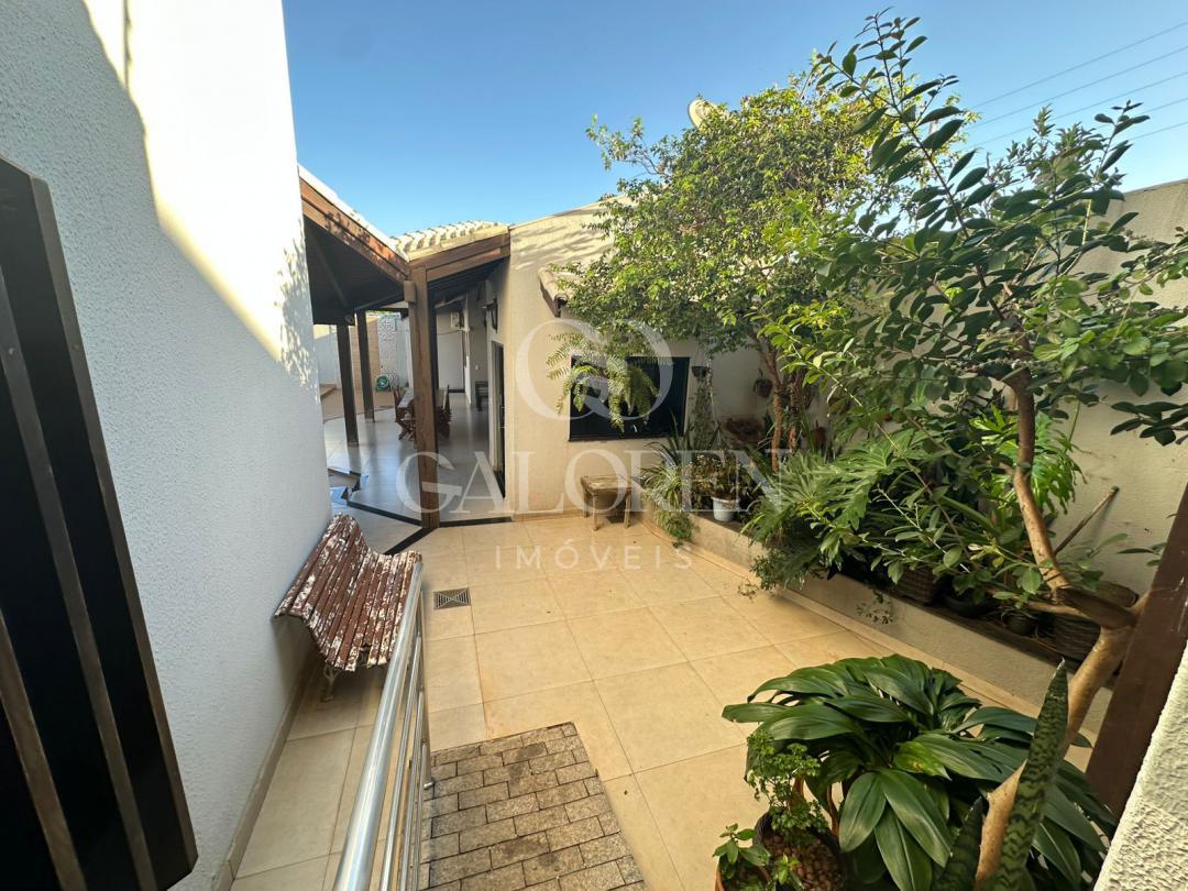 Casa Ampla à Venda na Zona 5 em Maringá  473 m² Construídos e 4 Dormitórios