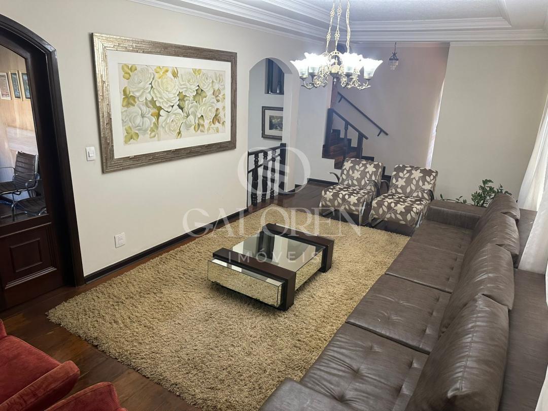 Casa Ampla à Venda na Zona 5 em Maringá  473 m² Construídos e 4 Dormitórios