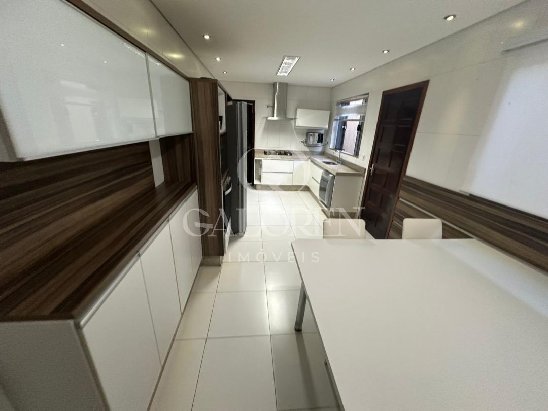Casa Ampla à Venda na Zona 5 em Maringá  473 m² Construídos e 4 Dormitórios