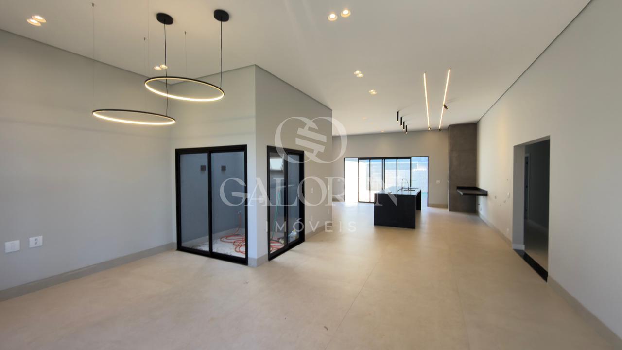 Casa de Alto Padrão no GreenPark com 3 Suítes e Piscina