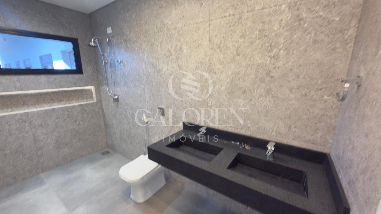 Casa de Alto Padrão no GreenPark com 3 Suítes e Piscina