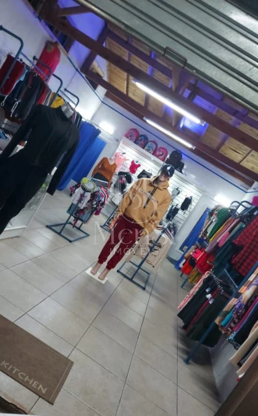 Casa com loja comercial