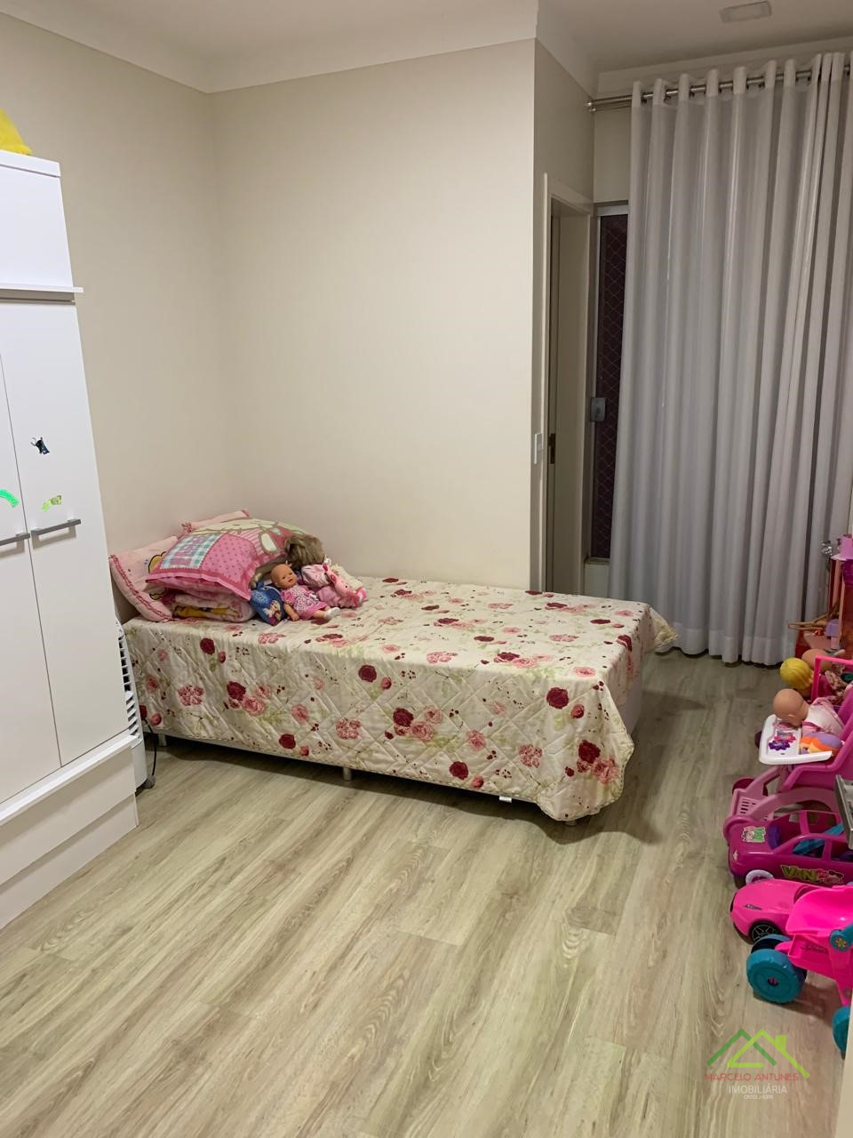 Sobrado Geminado com 4 quartos e 3 suítes. Imagens do imóveis Sobrado Geminado com 4 quartos e 3 suítes.