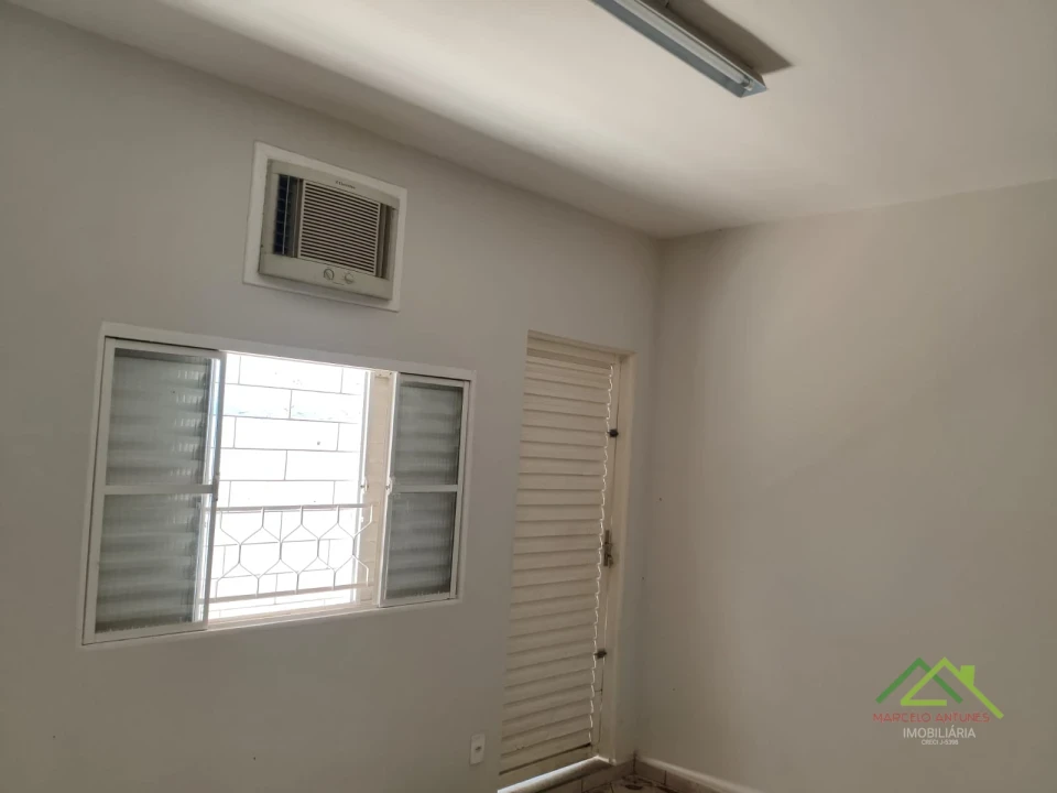 Imagens do imóveis Casa com 4 quartos e 1 suíte em rua comercial em Londrina