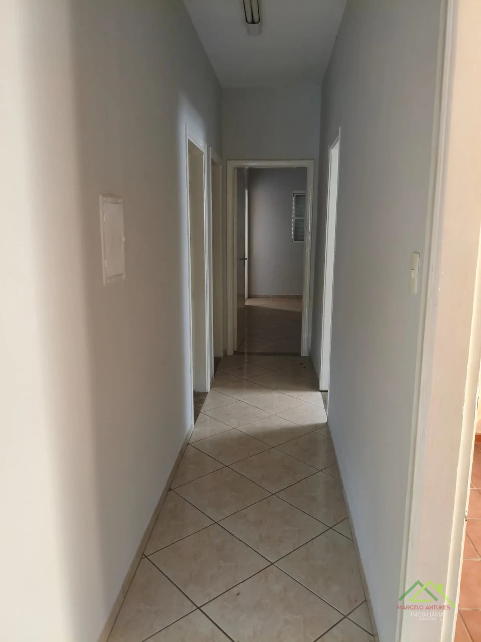 Imagens do imóveis Casa com 4 quartos e 1 suíte em rua comercial em Londrina