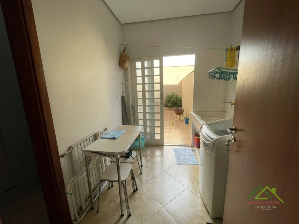 Imagens do imóveis Sobrado padrão com 3 quartos e suíte com closet em Cambé/PR