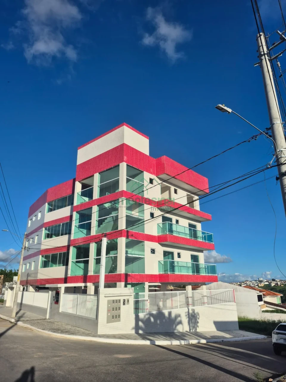 Apartamento para locação no Heliópolis com três quartos e varanda por R$2.500,00