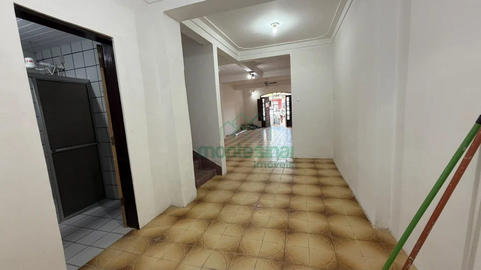 Casa comercial para locação no Heliópolis por R$4.700,00
