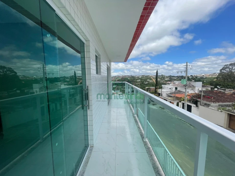 Apartamento para locação no Heliópolis com três quartos e varanda por R$2.500,00