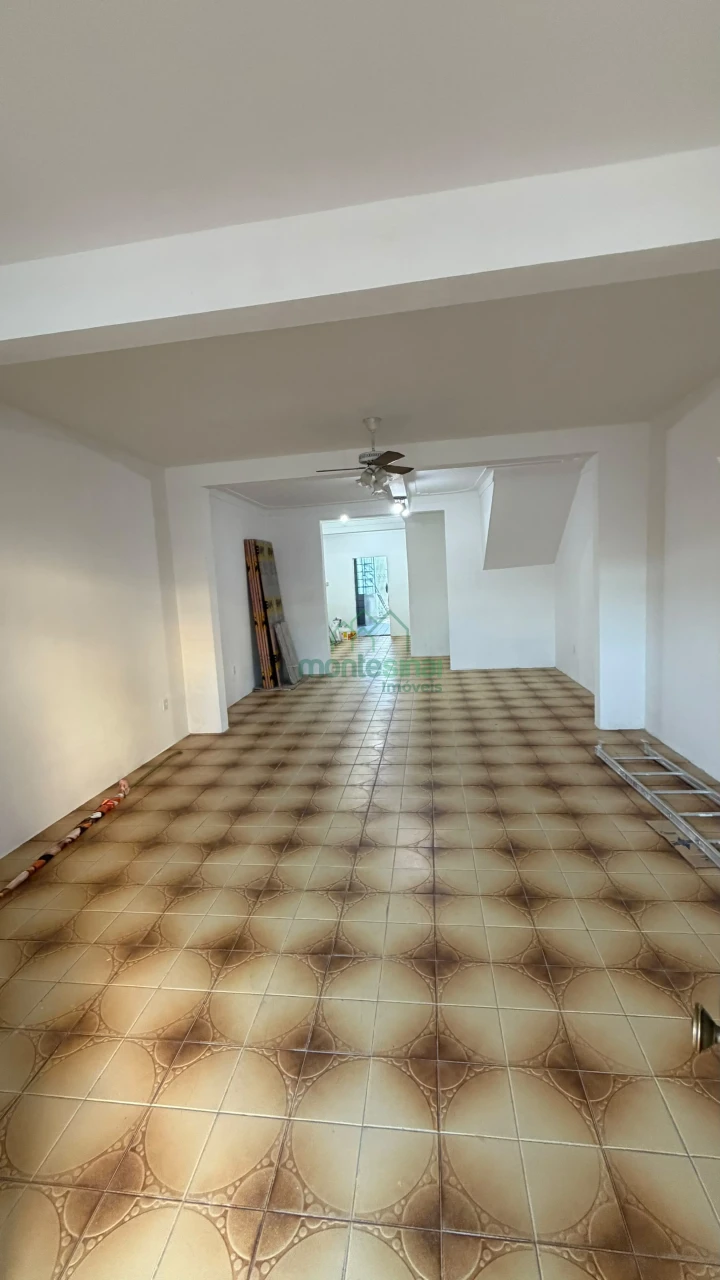 Casa comercial para locação no Heliópolis por R$4.700,00