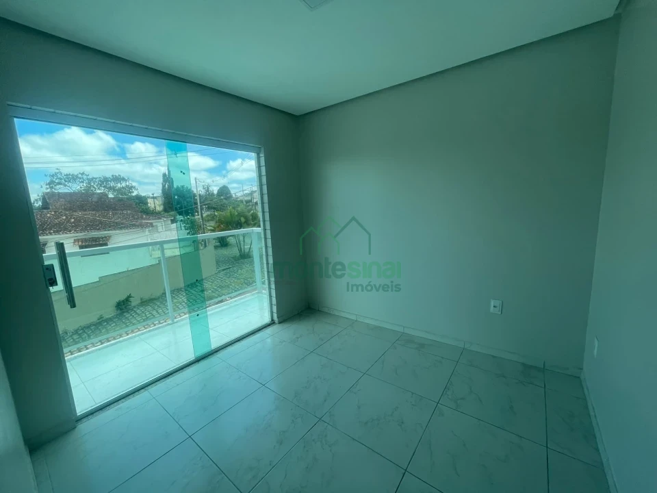 Apartamento para locação no Heliópolis com três quartos e varanda por R$2.500,00