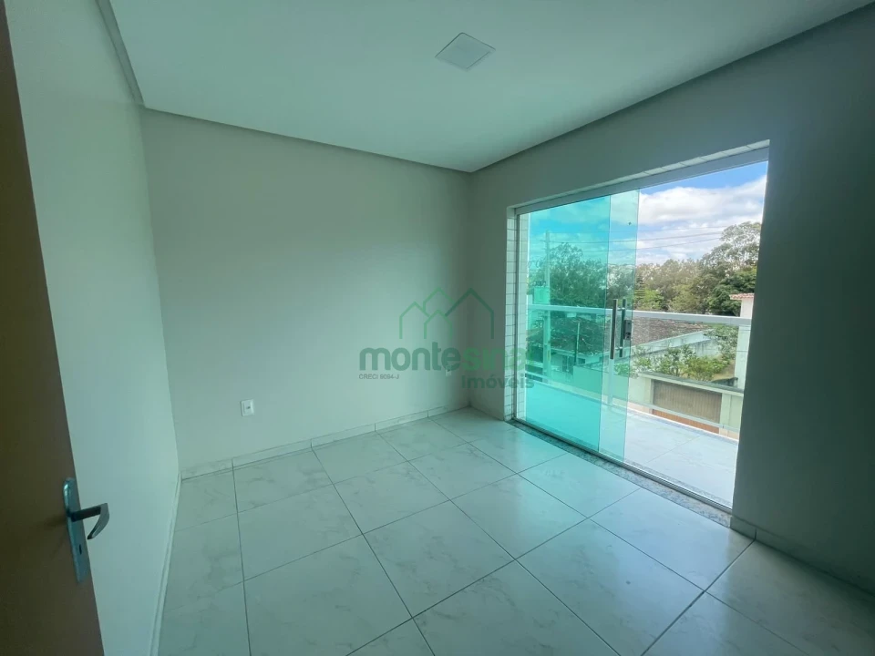 Apartamento para locação no Heliópolis com três quartos e varanda por R$2.500,00