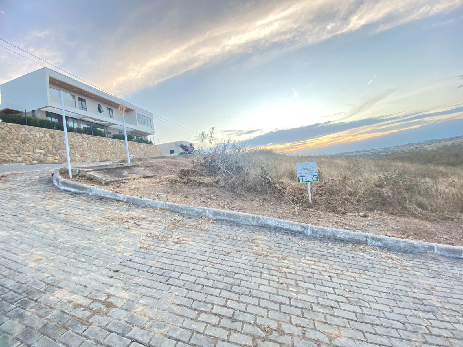 Imagens do imóveis Terreno à venda, por 464,73m² R$ 120.000 - Condomínio Ville des Fluers - Garanhuns/PE