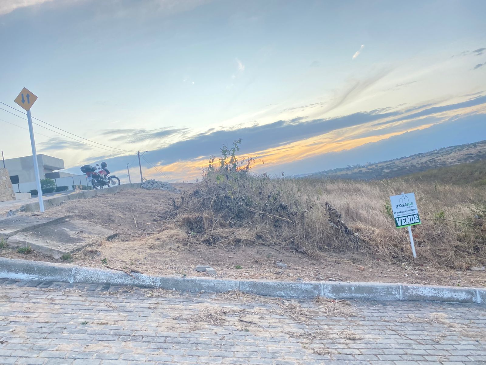 Imagens do imóveis Terreno à venda, por 464,73m² R$ 120.000 - Condomínio Ville des Fluers - Garanhuns/PE