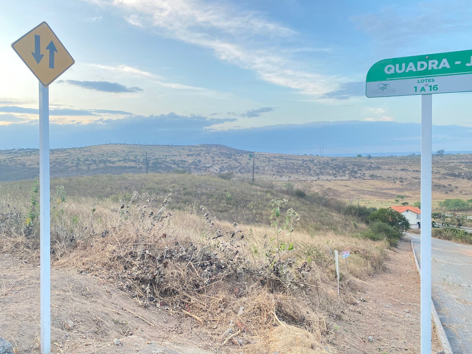Imagens do imóveis Terreno à venda, por 464,73m² R$ 120.000 - Condomínio Ville des Fluers - Garanhuns/PE