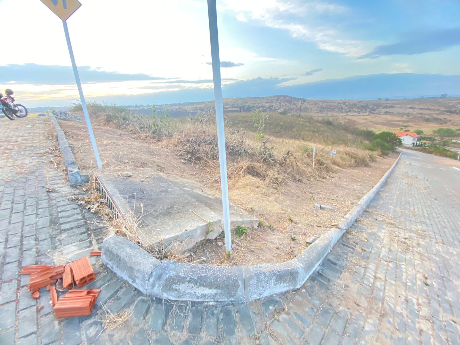 Imagens do imóveis Terreno à venda, por 464,73m² R$ 120.000 - Condomínio Ville des Fluers - Garanhuns/PE