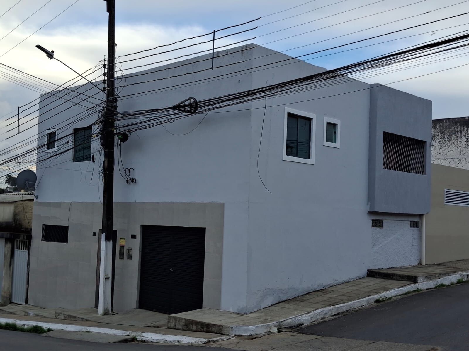 Prédio com dois apartamentos à venda térreo e primeiro andar cohab 1 por R$350.000.00 em Garanhuns-PE