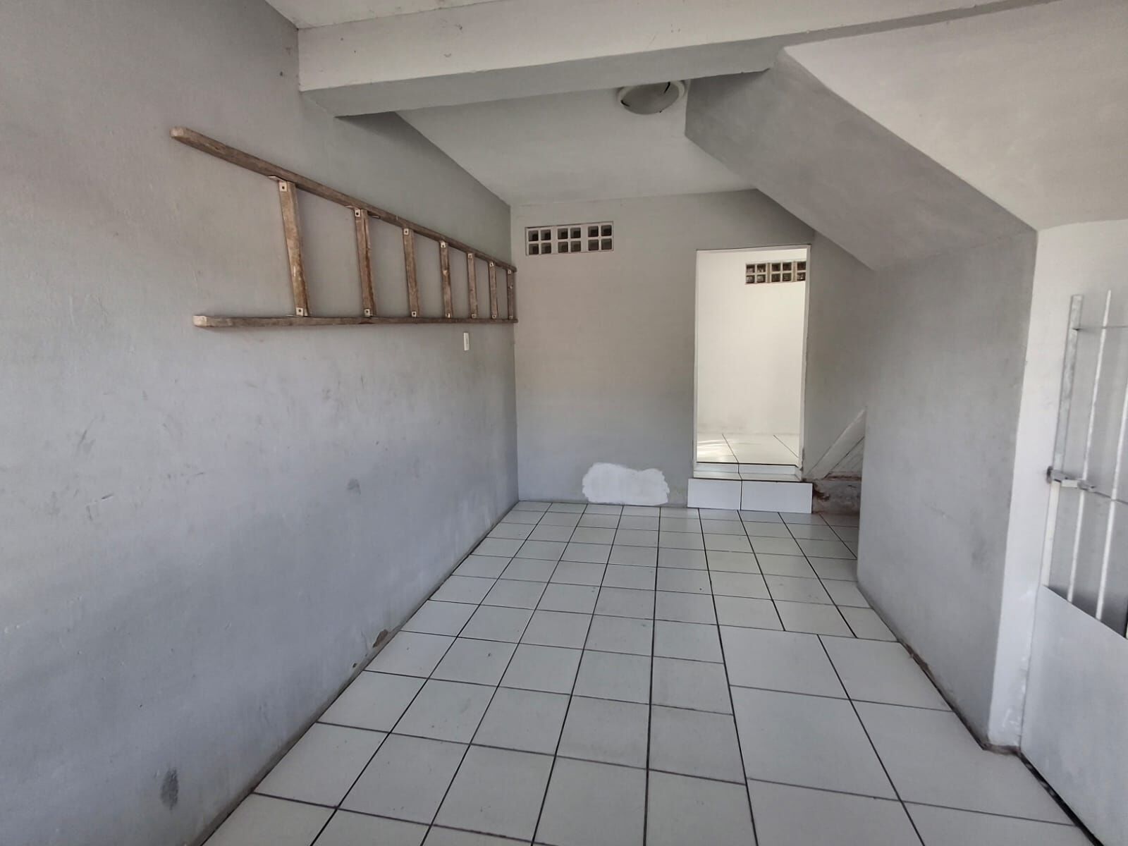 Prédio com dois apartamentos à venda térreo e primeiro andar cohab 1 por R$350.000.00 em Garanhuns-PE