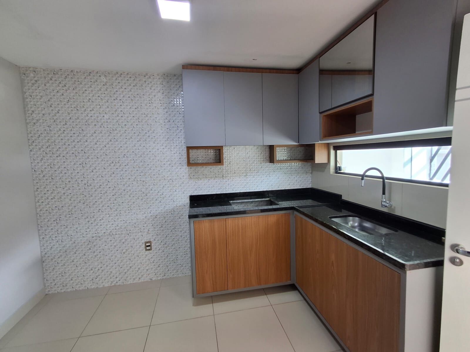 Prédio com dois apartamentos à venda térreo e primeiro andar cohab 1 por R$350.000.00 em Garanhuns-PE
