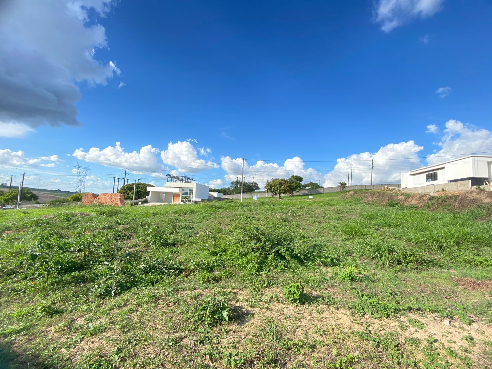 Imagens do imóveis Terreno á venda 420m², por R$150.000,00 no  Condomínio Privê Morada Nobre