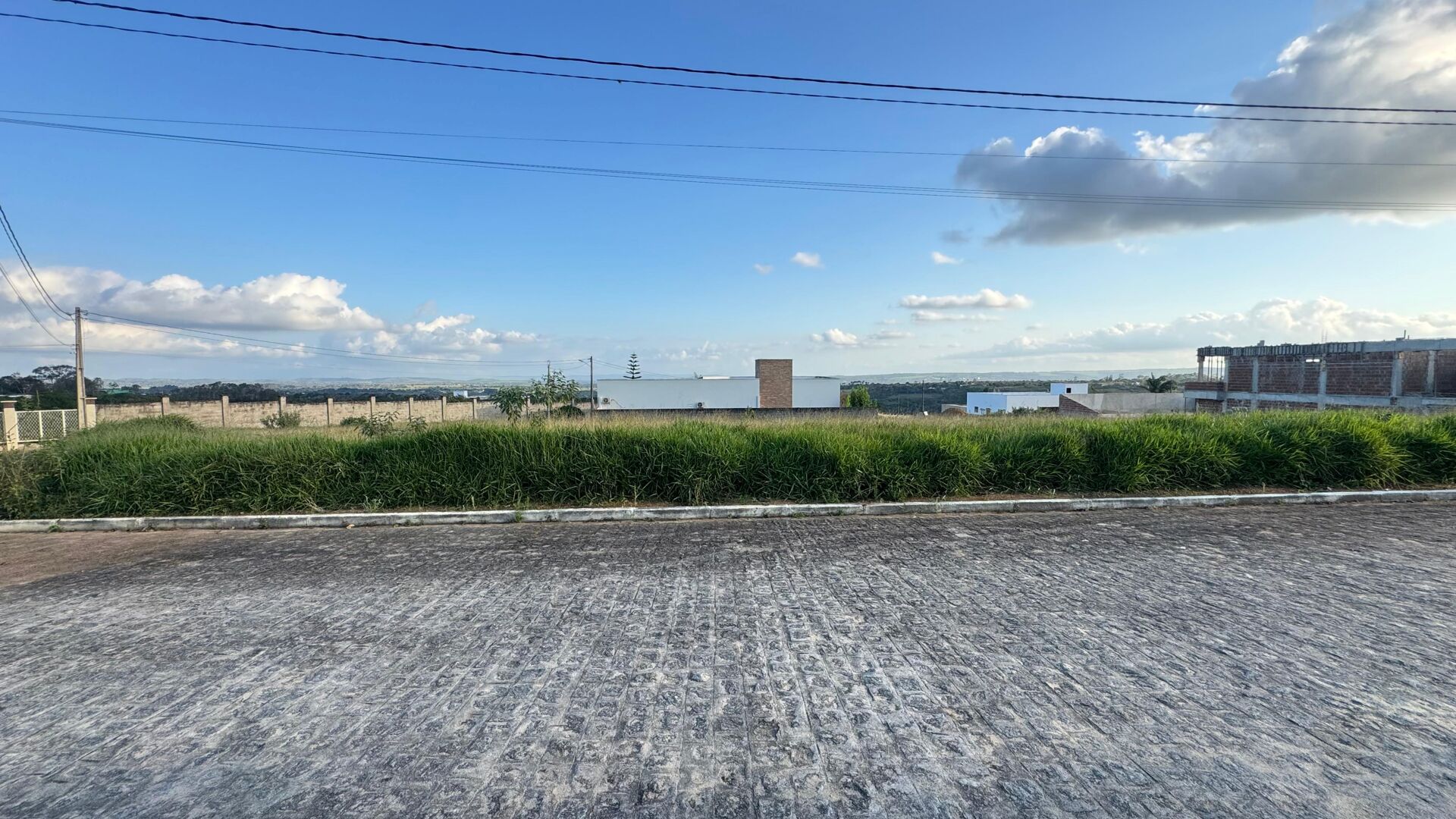 Imagens do imóveis Terreno a venda por R$ 90.000,00 no Condomínio Anumará