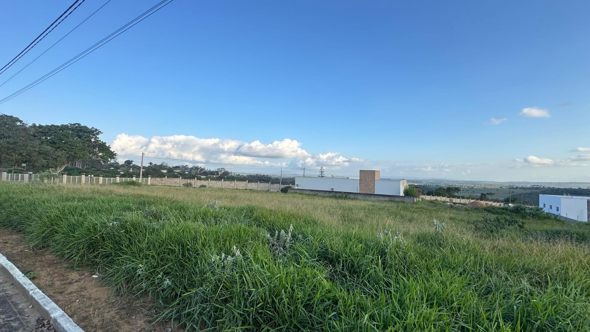 Imagens do imóveis Terreno a venda por R$ 90.000,00 no Condomínio Anumará