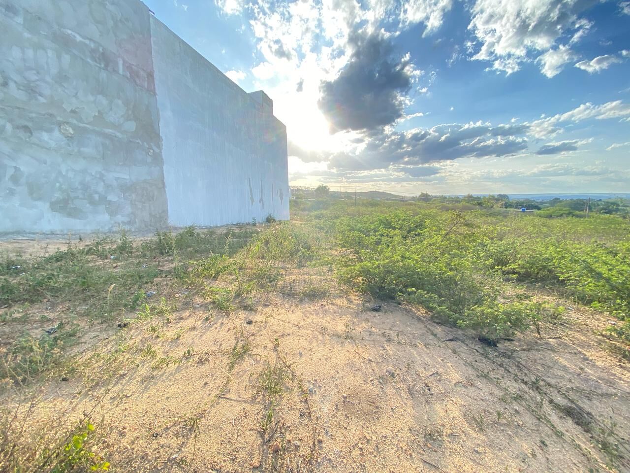 Imagens do imóveis Terreno á venda por R$ 42.000,00 no loteamento Arco Iris