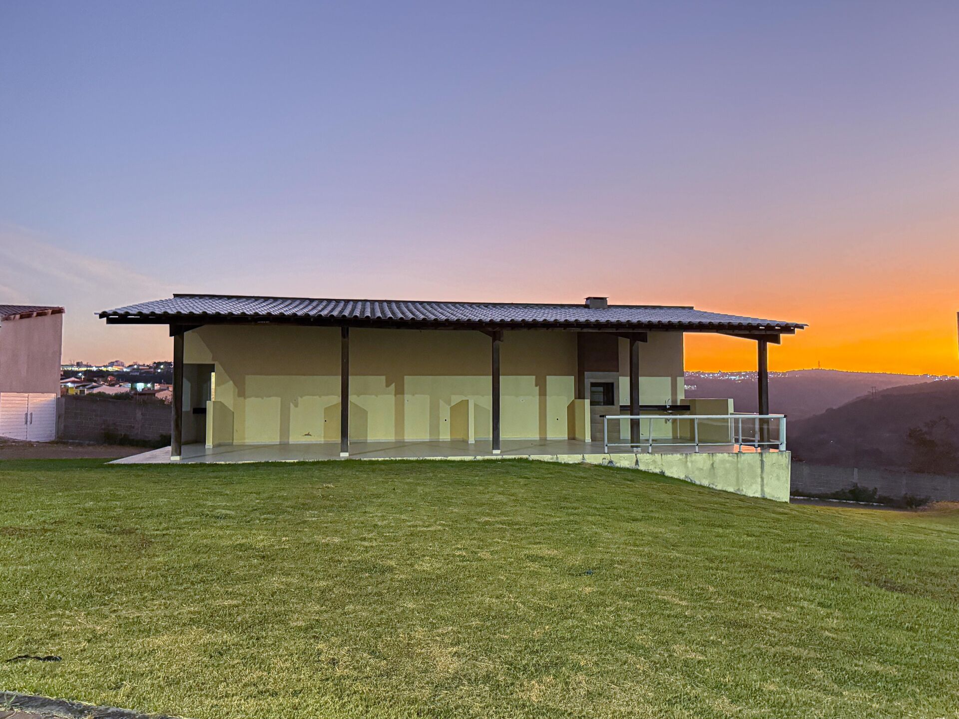 Imagens do imóveis Casa com 4 dormitórios à venda, 222 m² por R$850.000,00 - Condomínio Village São Marcos - Garanhuns/PE