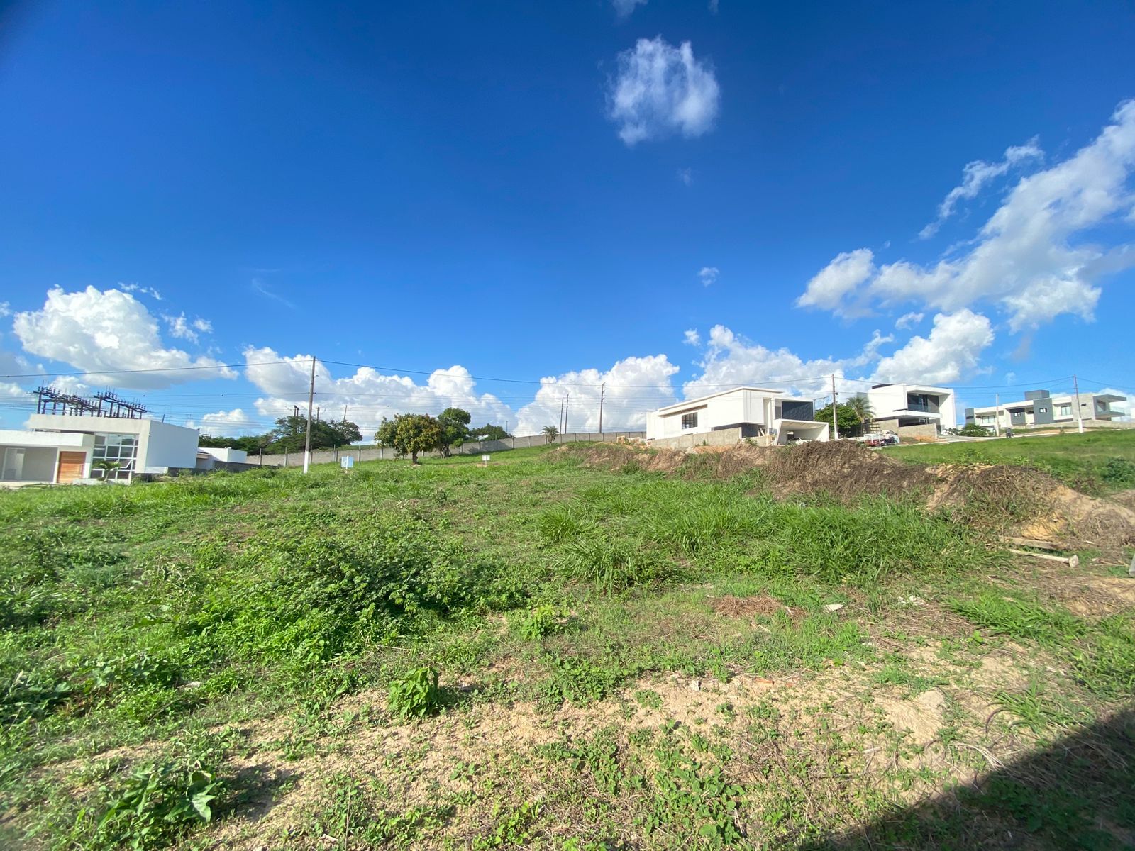 Imagens do imóveis Terreno á venda 420m², por R$150.000,00 no  Condomínio Privê Morada Nobre