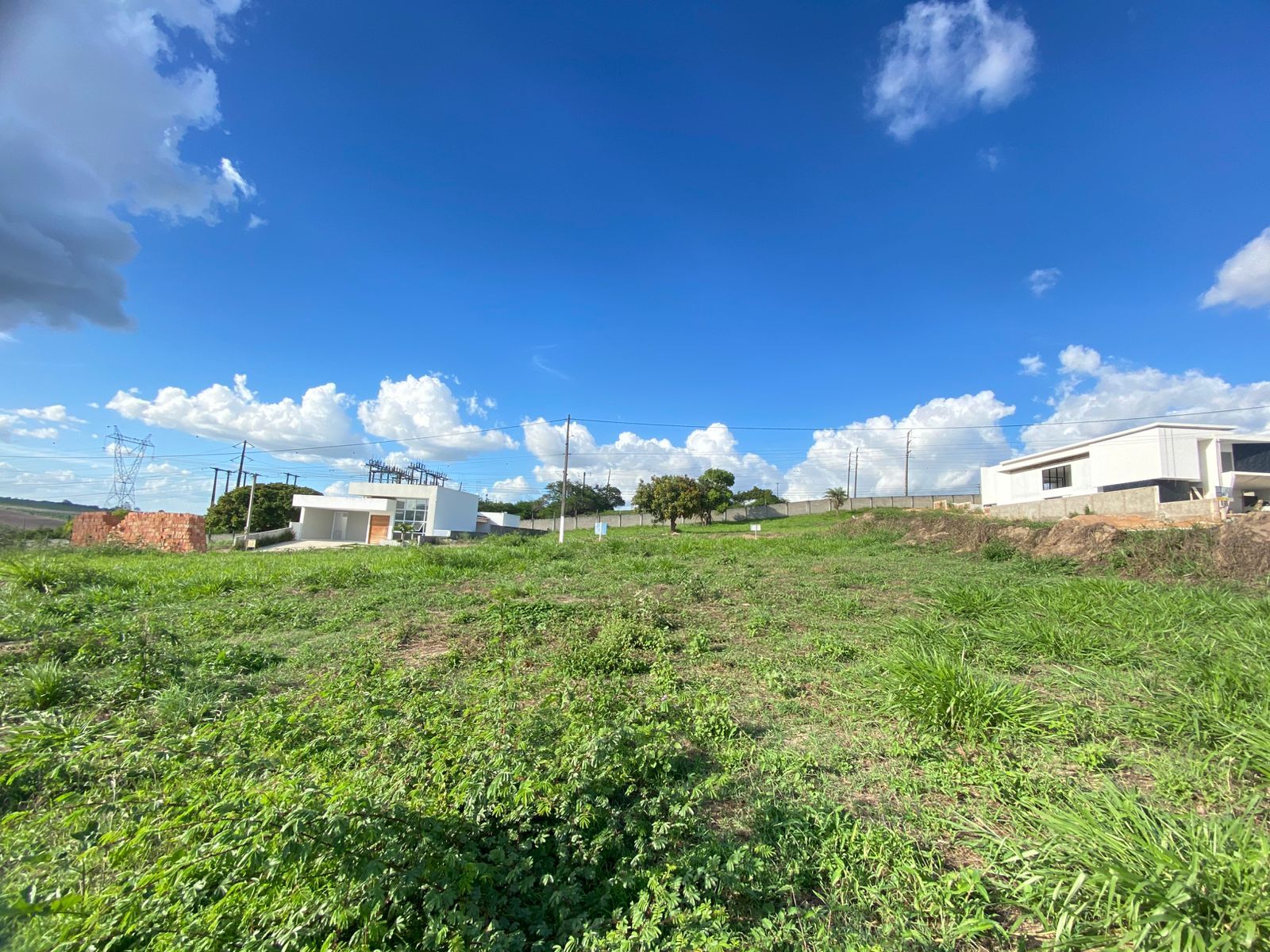 Imagens do imóveis Terreno á venda 420m², por R$150.000,00 no  Condomínio Privê Morada Nobre