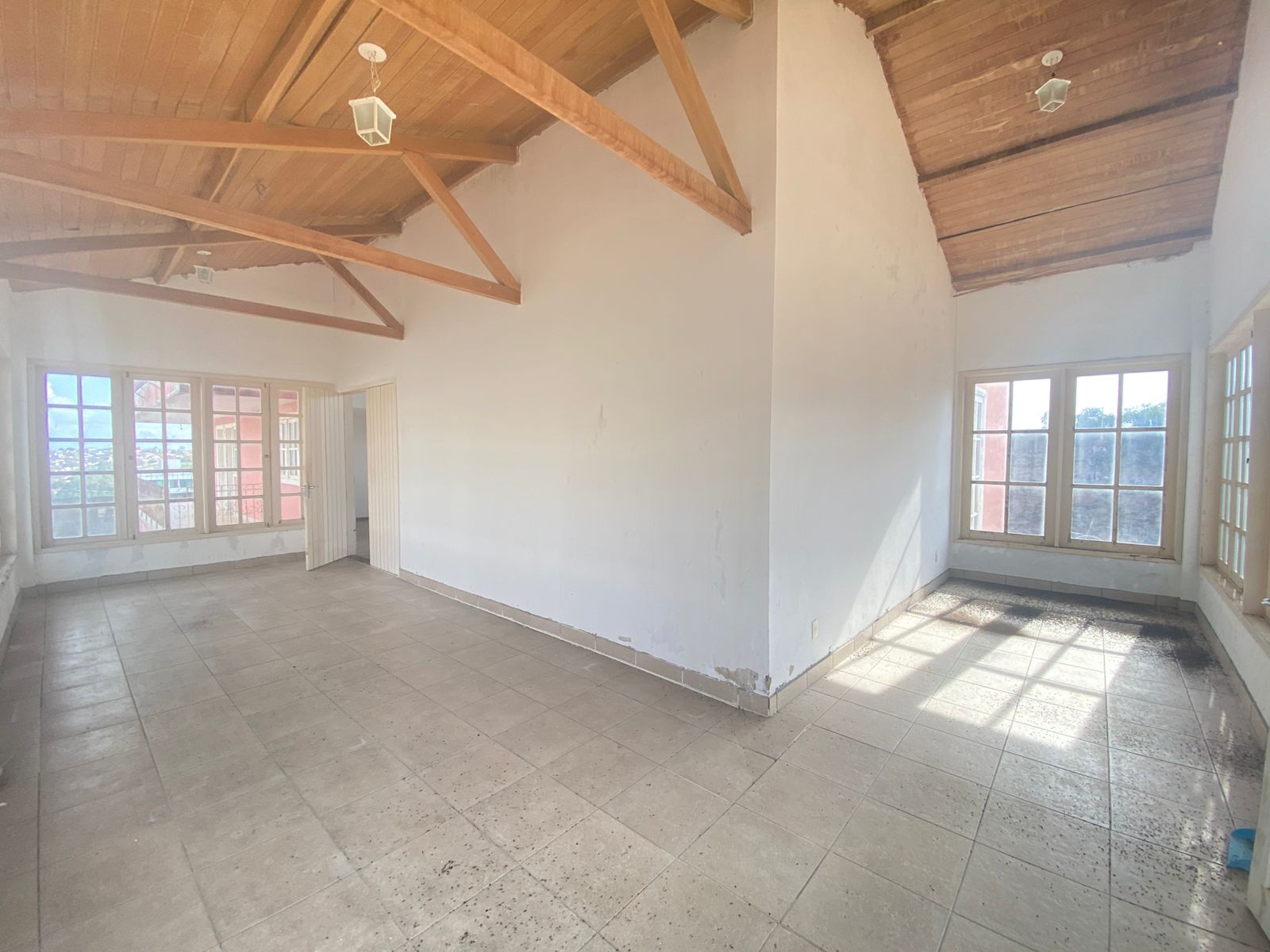 Imagens do imóveis Ampla Casa Comercial para Clínicas e Escritórios por R$10.000,00– Av. José Custódio das Neves, Heliópolis