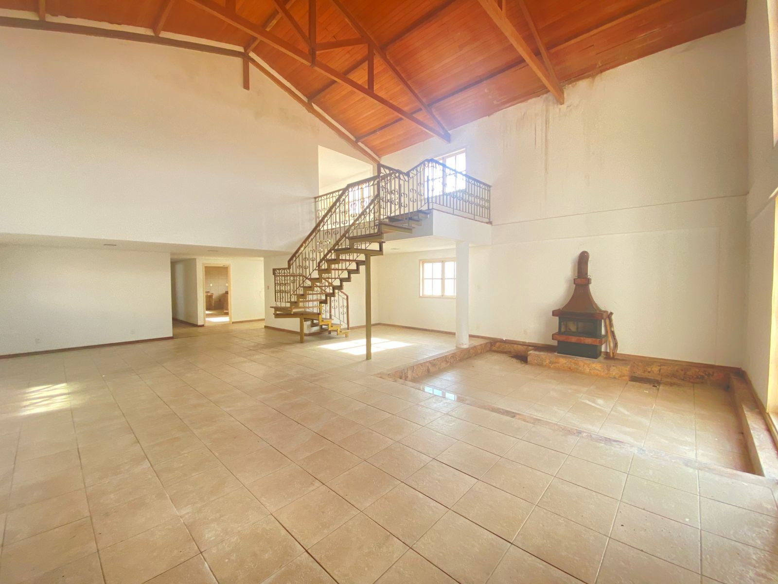 Imagens do imóveis Ampla Casa Comercial para Clínicas e Escritórios por R$10.000,00– Av. José Custódio das Neves, Heliópolis