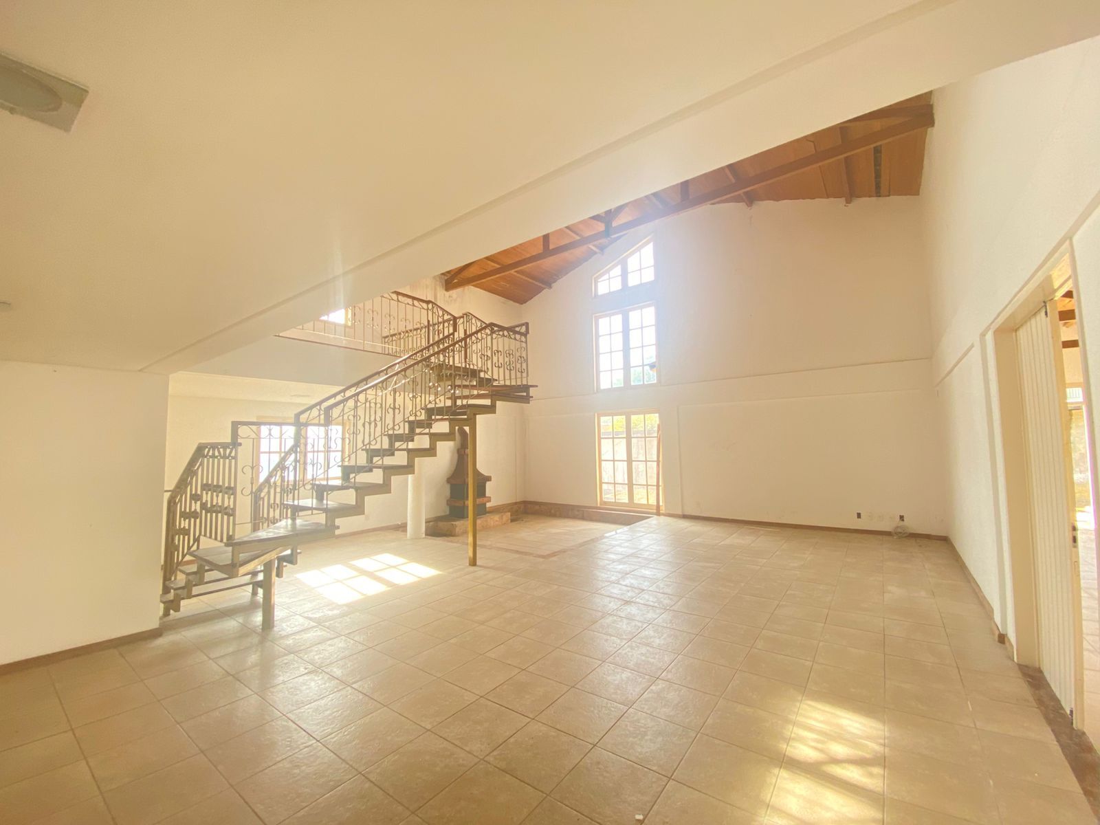 Imagens do imóveis Ampla Casa Comercial para Clínicas e Escritórios por R$10.000,00– Av. José Custódio das Neves, Heliópolis