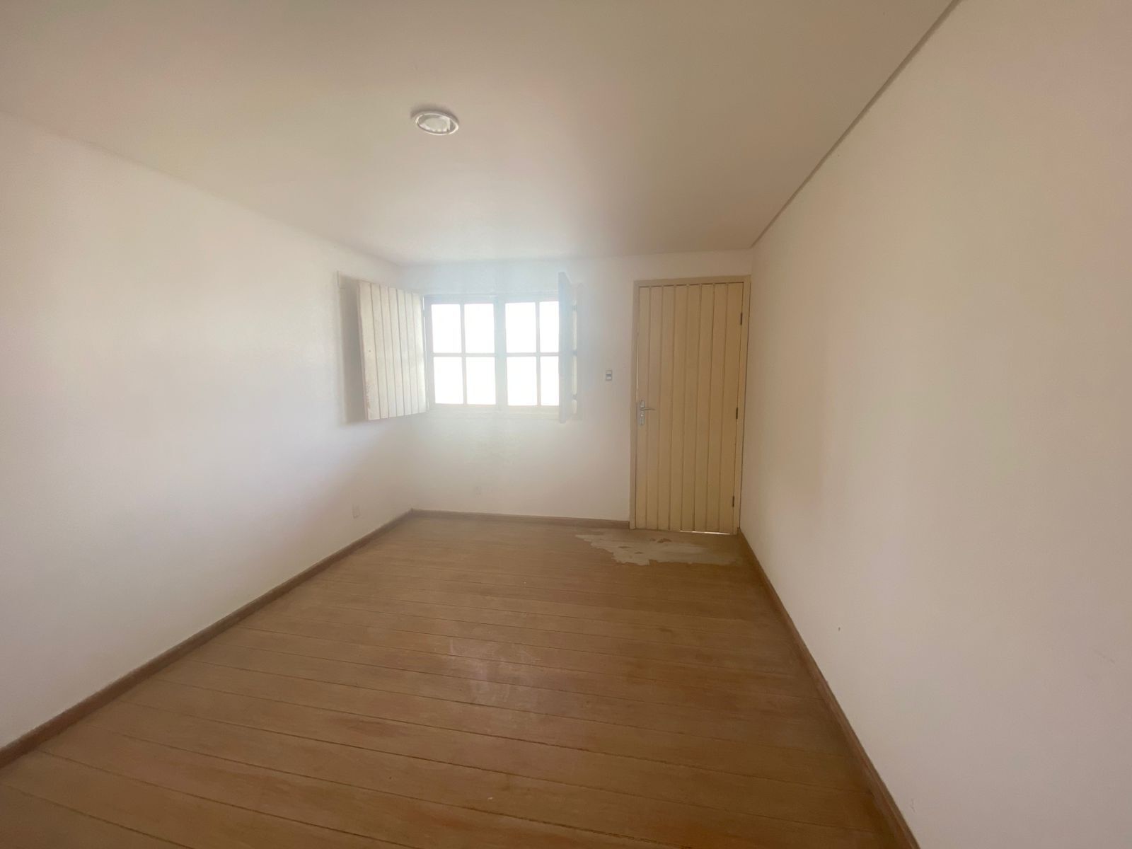 Imagens do imóveis Ampla Casa Comercial para Clínicas e Escritórios por R$10.000,00– Av. José Custódio das Neves, Heliópolis