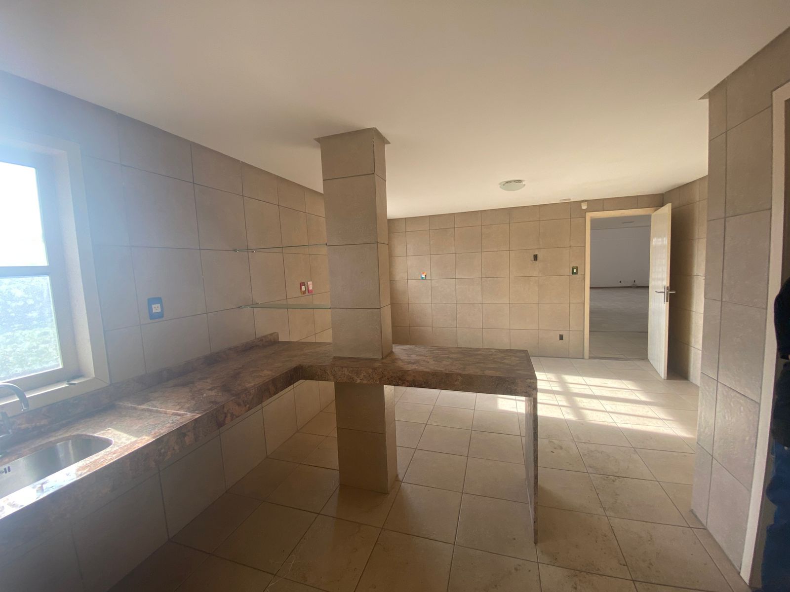 Imagens do imóveis Ampla Casa Comercial para Clínicas e Escritórios por R$10.000,00– Av. José Custódio das Neves, Heliópolis