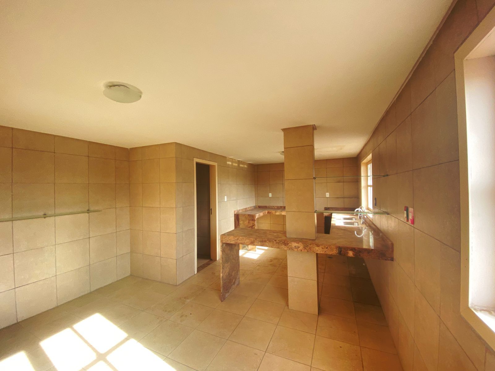 Imagens do imóveis Ampla Casa Comercial para Clínicas e Escritórios por R$10.000,00– Av. José Custódio das Neves, Heliópolis